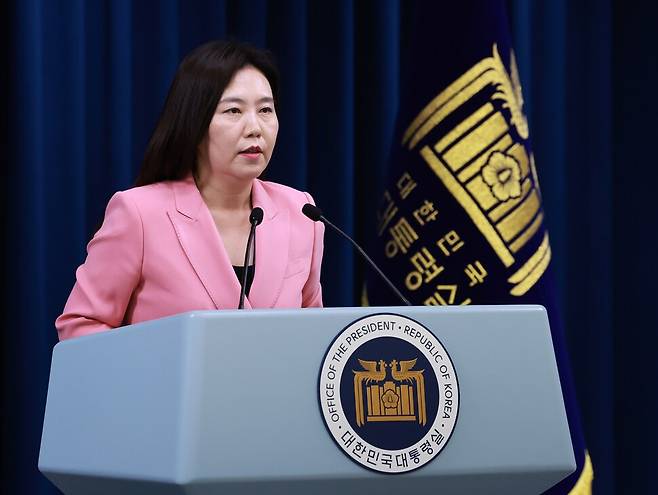 강유정 청와대 대변인이 7일 서울 용산 대통령실 청사에서 전날 이재명 대통령과 도널드 트럼프 미국 대통령의 전화 통화, 이재명 대통령의 주요 7개국(G7) 정상회의 참석과 관련해 현안 브리핑을 하고 있다. 연합뉴스