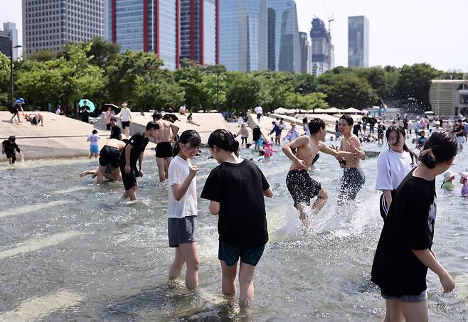 시민들이 6일 서울 여의도 물빛광장에서 물놀이를 하고 있다. 연합뉴스