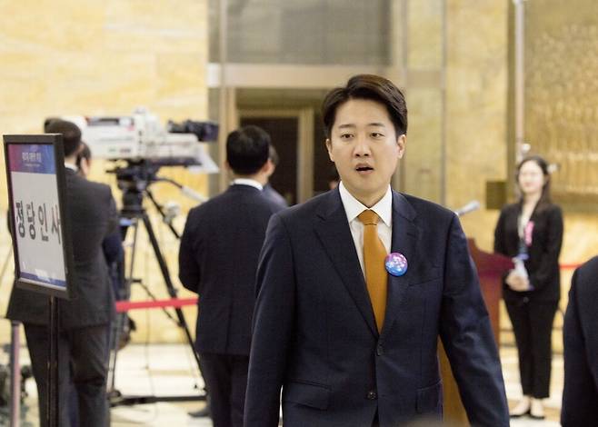 이준석 개혁신당 의원이 2025년 6월4일 이재명 대통령 취임선서식이 열린 서울 영등포구 국회의사당 중앙홀에 들어가고 있다. 국회사진기자단