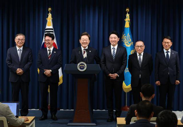 이재명 대통령이 4일 서울 용산 대통령실 청사에서 정부와 대통령실 인선안을 발표하고 있다. 왕태석 선임기자
