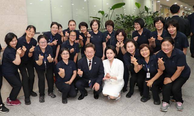 이재명 대통령과 김혜경 여사가 4일 오전 국회에서 제21대 대통령 취임 선서를 마친 뒤 청소 노동자들과 기념 촬영을 하고 있다. 뉴스1