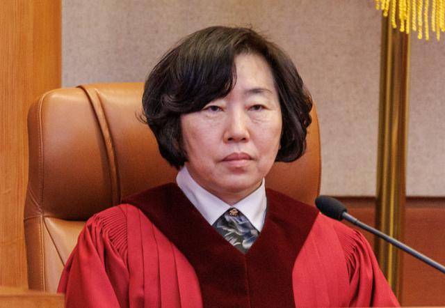정계선 헌법재판관이 4월 10일 서울 종로구 헌법재판소 대심판정에 입장해 대기하고 있다. 박시몬 기자