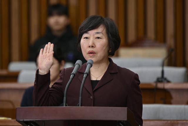 정계선 당시 헌법재판관 후보자가 지난해 12월 23일 국회 인사청문회에서 후보자 선서를 하고 있다. 하상윤 기자