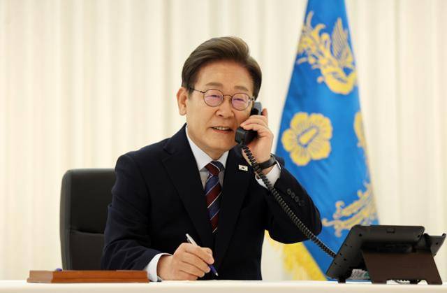 이재명 대통령이 6일 서울 한남동 관저에서 도널드 트럼프 미국 대통령과 전화 통화를 하기 위해 수화기를 들고 있다. 뉴시스