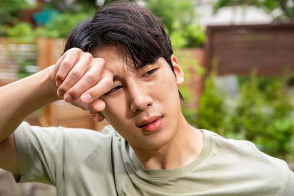 여름철만 되면 이유 없이 지치고 피곤하다면, 이는 다발성경화증의 초기 증상일 수 있다​./사진=클립아트코리아