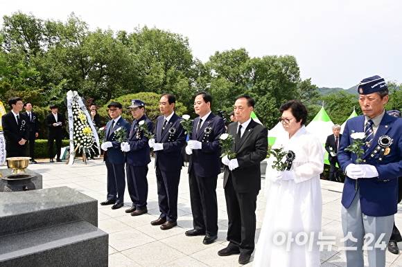 지난 6일 성내동 충혼탑에서 '제70회 현충일 추념식'이 열리고 있다. [사진=김천시청]