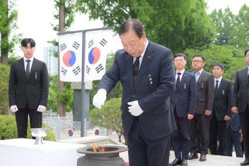 최민호 세종시장이 헌화 분향하고 있다 [사진=세종시]