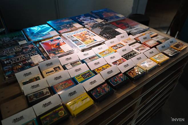 ▲ 행사가 열리지 않는 평상시에도 레트로 게임을 만나볼 수 있는 카페 겸 편집샵입니다