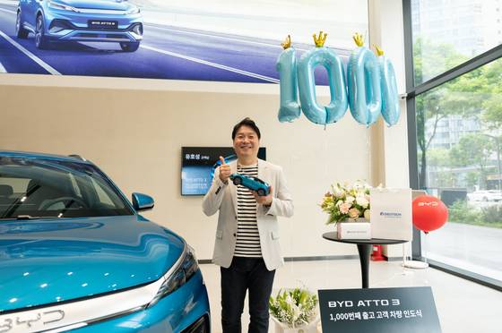 BYD가 지난달 28일 BYD 서초전시장에서 1000번째 인도 고객 유호성에게 차량을 인도하는 모습. 사진 BYD