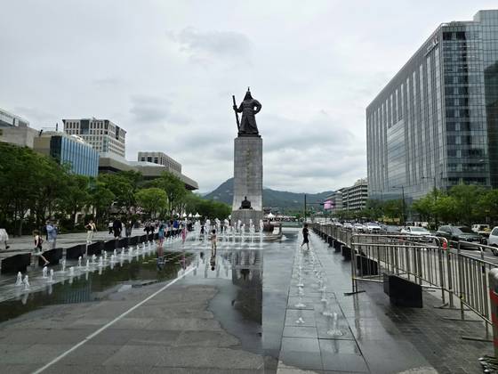 갤럭시 S25 엣지의 2억 화소 광각 렌즈로 촬영한 서울 광화문광장의 모습. 흐린 날씨에도 선명한 결과물을 보여준다. 원본 사진 파일의 해상도는 16320x12240에 용량이 33.5MB다. 이가람 기자