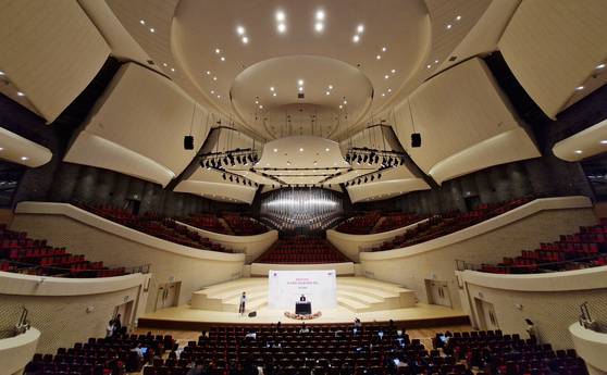 세계적 권위의 오페라 극장인 이탈리아 밀라노 라 스칼라 극장의 차기 음악 감독에 선임된 정명훈 지휘자가 지난 5월 19일 오후 부산 부산진구 부산콘서트홀 대공연장에서 라 스칼라 극장 음악 감독 선임과 관련해 기자회견을 하고 있다. 뉴스1