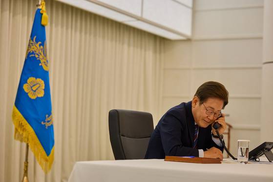 이재명 대통령이 6일 저녁 서울 한남동 관저에서 도널드 트럼프 미국 대통령과 전화 통화를 하고 있다. [대통령실]