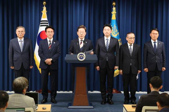 이재명 대통령이 4일 서울 용산구 대통령실 청사 브리핑룸에서 국무총리와 국정원장, 대통령 비서실장 등 인선발표를 하고 있다. 뉴스1