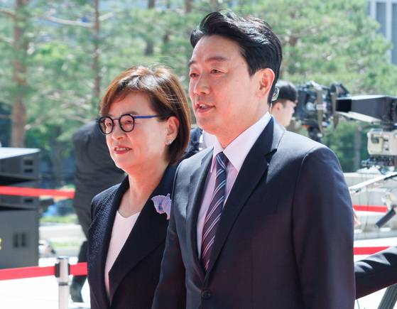 강훈식 더불어민주당 의원이 4일 오전 서울 여의도 국회의사당에서 열린 제21대 대통령 취임선서에 참석하고 있다. 뉴스1