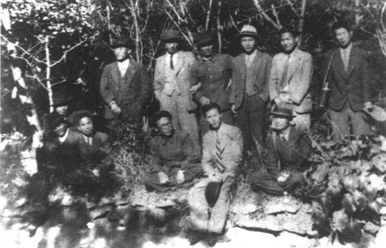 통영문화협회 시절 1945년 통영 미륵도 용화사에서. 앉아있는 사람들 중 왼쪽에서 5번째 전혁림, 4번째 유치환. 뒷줄 4번째 김춘수, 5번째 윤이상. [사진 유족]