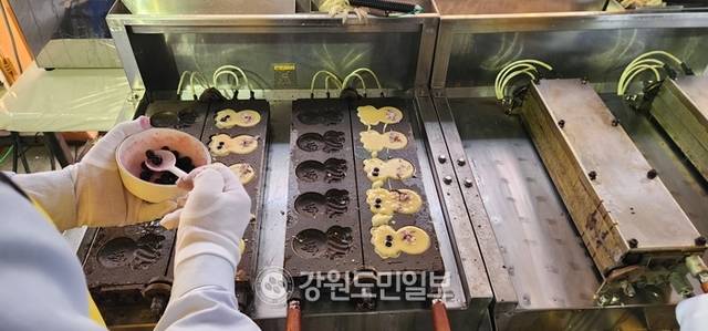 ▲ 축제장을 찾은 관광객들에게 무료로 나눠주는 문어 빵이 대문어축제 별미로 인기를 끌고 있다.