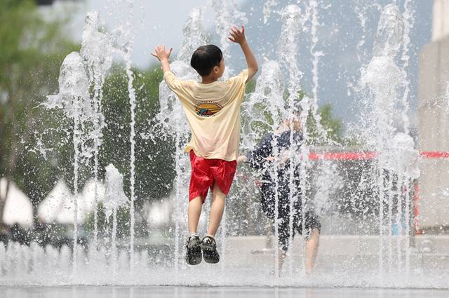 ▲ 초여름 더위가 이어지고 있는 7일 서울 종로구 광화문광장에서 아이들이 물놀이를 하고 있다. 연합뉴스