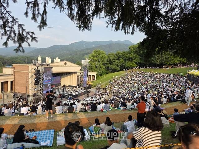 ▲ 원주문화재단 주최 2025 원주 에브리씽 페스티벌이 7일 원주에 위치한 연세대 미래캠퍼스 노천극장에서 막을 올렸다. 권혜민