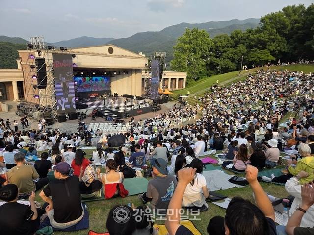 ▲ 원주문화재단 주최 2025 원주 에브리씽 페스티벌이 7일 원주에 위치한 연세대 미래캠퍼스 노천극장에서 막을 올렸다. 권혜민