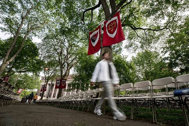 미 하버드 대학교에서 학생들이 캠퍼스를 지나다니고 있다. 사진=XINHUA
