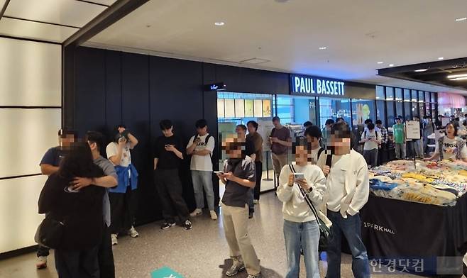 5일 오전 10시 30분 경 서울 용산구 용산 아이파크몰 닌텐도샵에서 스위치2를 구매하기 위해 사람들이 리빙센터가 열리기를 기다리며 오픈런 줄을 서고 있다. 사진=박수빈 기자