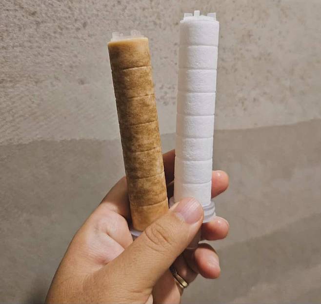 여행작가 최서연씨가 동남아 지역 한 호텔에서 2주간 쓴 샤워기 필터와 새 필터 대조 이미지를 공개했다. @bookeatgirl