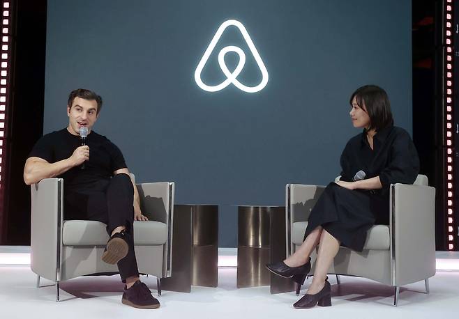 Airbnb co-founder and CEO Brian Chesky (left) and Airbnb Korea country manager Seo Ga-yeon attend a press conference in Seoul on Wednesday. (Airbnb Korea)