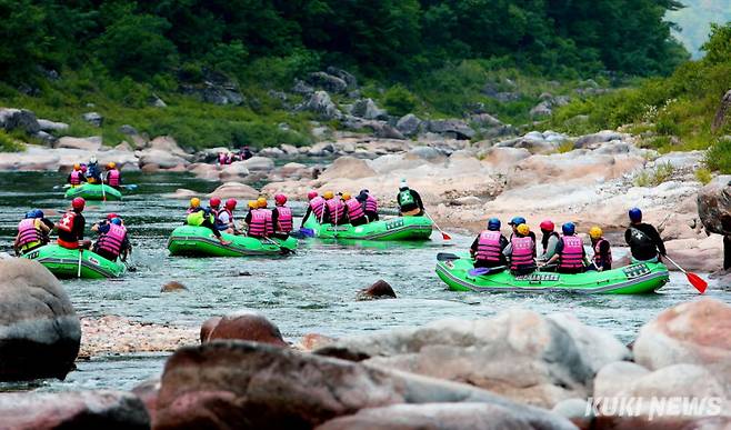초여름 날씨를 보이는 7일 오후 강원 인제군 내린천에서 피서객들이 래프팅을 즐기고 있다.