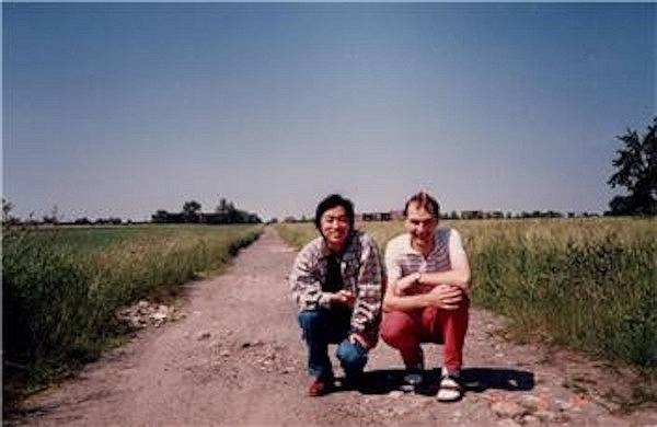 문성모(왼쪽) 목사가 독일 유학 시절 친구 마틴과 함께 뮌스터대 근처에서 함께 사진을 촬영하고 있다. 문 목사 제공