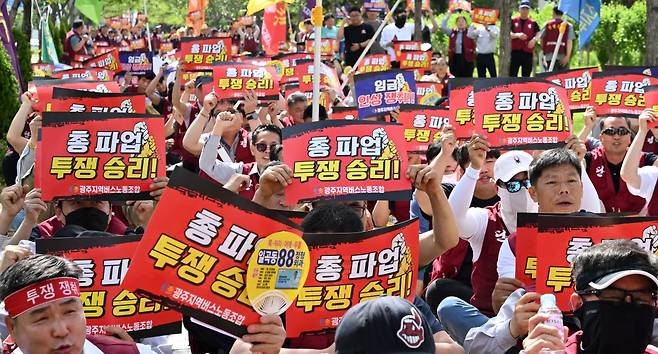 전국자동차노동조합연맹 광주지역버스노동조합이 총파업을 시작한 5일 오후 광주 서구 광주시청 앞에서 '임금인상 승리쟁취' 총파업 투쟁 결의대회를 열고 삭발식을 갖고 있다. 뉴시스