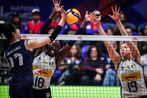 공격하는 한국 여자배구 대표팀의 정호영(17번) / 국제배구연맹 홈페이지 캡처