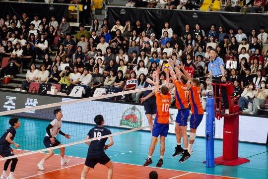 네덜란드 블로킹 벽을 앞에 두고 공격하는 김지한. 사진[연합뉴스]