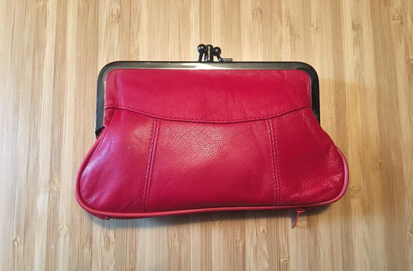 야무진 똑딱 프레임과 선명한 원색 가죽, 10원 50원 잔돈부터 손주가 좋아하는 알사탕, 속리산 단체 관광 때 산 법주사 나무 염주까지 들어있을 것 같은 비주얼이다. 할머니가 보고 싶어졌다면 정상이다. 감성은 만국 공통인지 가죽 공예품을 파는 스페인 쇼핑몰의 상품 설명조차 할머니 스타일 빨간 지갑(Grandma style red wallet)이다. [사진 출처=suedebagsbarcelona.com]