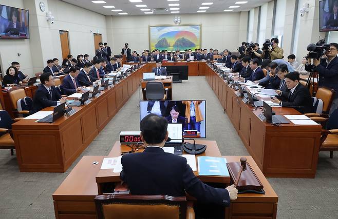 4월 28일 국회에서 열린 정무위원회 전체회의에서 윤한홍 위원장이 의사봉을 두드리고 있다. (연합뉴스)