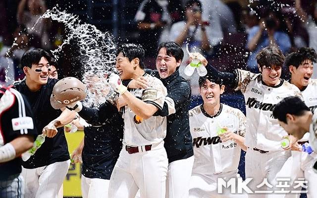 끝내기 홈런을 친 뒤 물세례를 맞고 있는 송성문. 사진(고척 서울)=김영구 기자