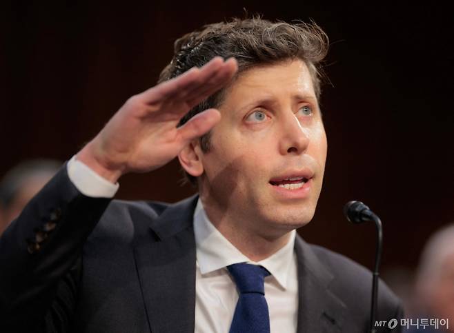 (워싱턴 AFP=뉴스1) 우동명 기자 = 샘 올트먼 오픈AI CEO가 8일(현지시간) 워싱턴 의사당의 상원 상업, 과학, 교통 위원회 청문회에 출석해 "우리는 가능한 한 많은 전 세계 국가에서 미국 전체 기술이 채택되도록 노력해야 한다"고 증언하고 있다. 2025.05.09  ⓒ AFP=뉴스1  Copyright (C) 뉴스1. All rights reserved. 무단 전재 및 재배포,  AI학습 이용 금지. /사진=(워싱턴 AFP=뉴스1) 우동명 기자