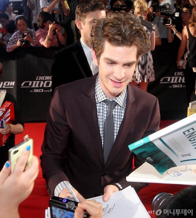 할리우드 배우 앤드류 가필드가 2012년 6월14일 오후 서울 강서구 김포공항 롯데 몰에서 열린 영화 '어메이징 스파이더맨' 레드카펫 행사에서 팬들에게 사인을 하고 있다. /사진=홍봉진기자 honggga@