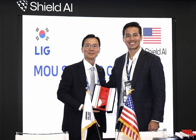 (서울=뉴스1) = LIG넥스원은 지난달 28일 부산 벡스코 국제해양방위산업전에서 쉴드AI와 '미래전장에 특화된 공동 솔루션 개발을 위한 포괄적 업무협약'을 체결했다. 신익현 LIG넥스원 대표이사(왼쪽)와 브랜든 쳉 쉴드AI 공동창업자 겸 최고경영자(CEO)/사진=LIG넥스원 제공.뉴스1