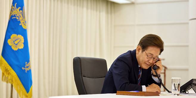 더불어민주당이 이재명 대통령에게 제기된 '전화 홀대론'에 "불안을 조성하지 말라"고 반박했다. 사진은 서울 한남동 관저에서 도널드 트럼프 미국 대통령과 전화 통화하는 이재명 대통령./사진=뉴스1