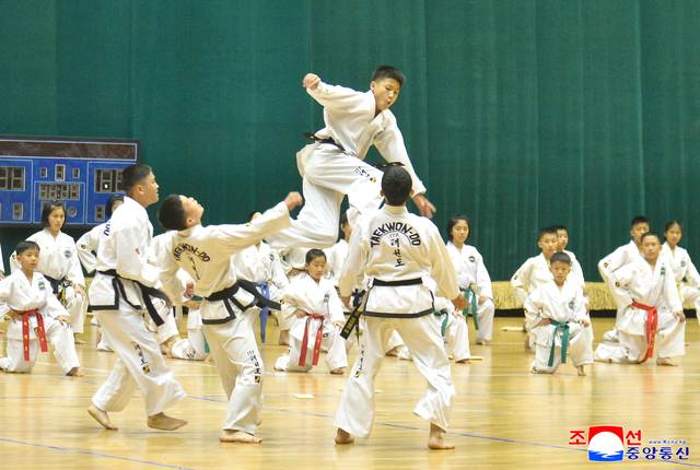 북한 조선소년단 창립 79주년 경축행사 참가자들의 체육 및 유희오락경기가 지난 5일 평양체육관에서 진행됐다고 조선중앙통신이 6일 보도했다. 연합뉴스