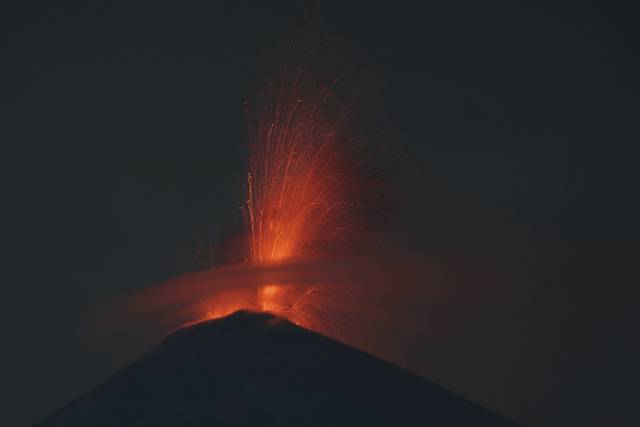 5일 과테말라 에스퀸틀라 푸에고 화산에서 용암이 분출되고 있다. 과테말라 당국은 이날 주민들에 긴급 대피령을 내렸다. AP 연합뉴스