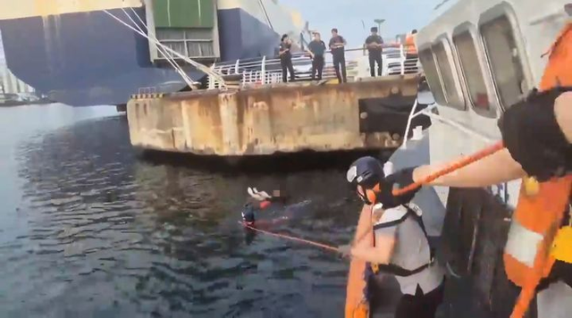 7일 오전 6시 20분쯤 부산 중구 중앙동 부산항 1부두 앞바다에 30대 남성이 빠져 해경이 구조하고 있다. 부산해경 제공