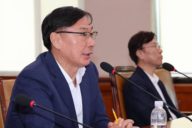 이화영 전 경기도 평화부지사가 지난해 10월 2일 오전 서울 여의도 국회에서 열린 법제사법위원회에서 열린 박상용 수원지검 부부장검사 탄핵소추사건 조사 청문회에 출석해 의원들의 질의에 답하고 있다. 뉴시스