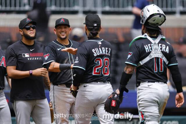 승리 후 기뻐하고 있는 애리조나 다이아몬드백스 선수들./게티이미지코리아