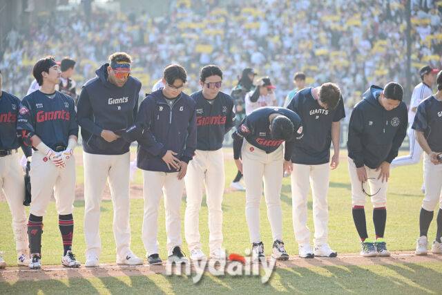 22일 서울 잠실야구장에서 열린 '2025 신한 SOL BANK KBO리그' 롯데 자이언츠와 LG 트윈스 개막전 경기. 롯데가 12-2로 패한 뒤 팬에게 인사하고 있다./마이데일리