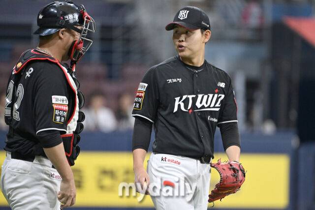 25일 서울 고척스카이돔에서 열린 '2025 신한 SOL BANK KBO리그' KT 위즈와 키움 히어로즈 경기. KT 선발 소형준(오른쪽)이 장성우 포수와 이야기를 나누고 있다./마이데일리