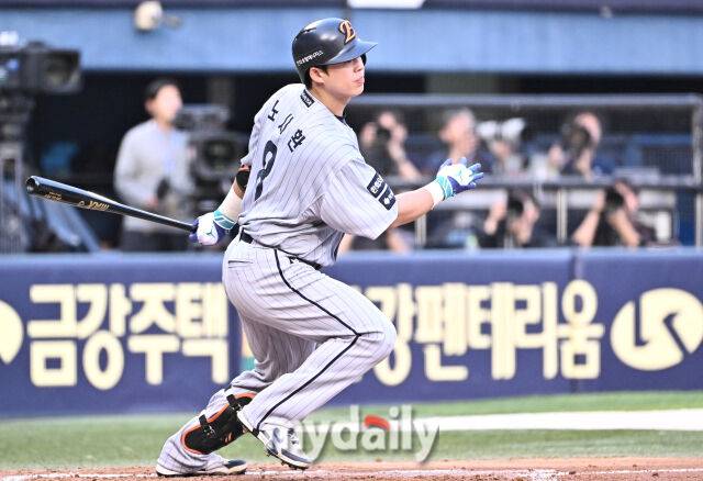 28일 오후 서울 잠실야구장에서 진행된 '2025 프로야구 KBO리그' LG트윈스와 한화이글스의 경기. 한화 노시환이 3회초 2사 2루서 1타점 적시타를 터뜨리고 있다./마이데일리