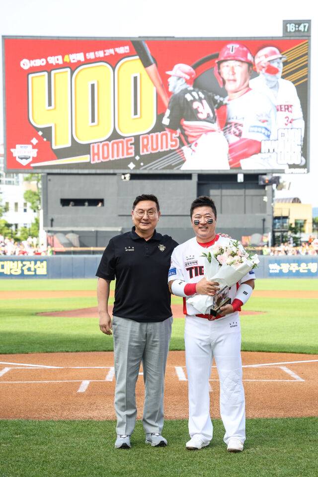 최형우와 심재학 단장/KIA 타이거즈