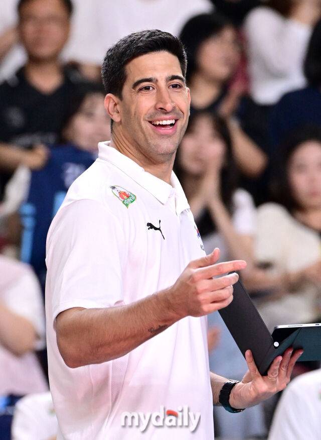 2025년 6월 7일 오후 충청남도 천안시 유관순체육관에서 '2025 남자배구 국가대표 평가전' 대한민국과 네덜란드의 경기가 열렸다.대한민국 라미레즈 감독이 기뻐하고 있다./천안=유진형 기자