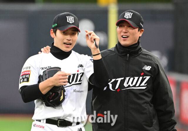 2025년 4월 13일 오후 경기도 수원KT위즈파크 진행된 '2025 신한 SOL뱅크 KBO 리그' 삼성 라이온즈와 KT 위즈의 경기. KT 박영현과 우규민이 6-5로 승리한 뒤 기뻐하고 있다./마이데일리